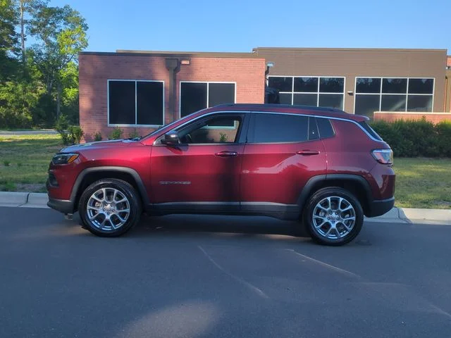 Used 2022 Red Jeep Latitude Lux image 10
