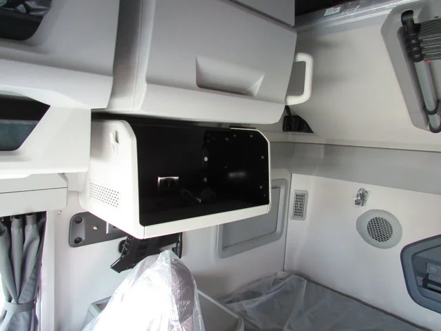 New 2027 GLACIER WHITE Volvo  image 8
