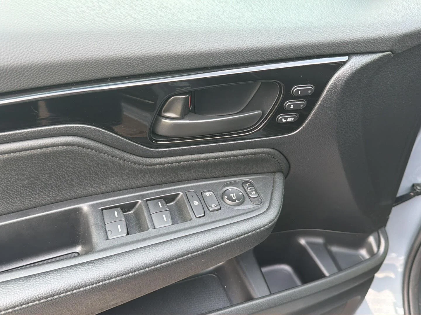 Used 2025 Sonic Gray Pearl Honda Touring image 15