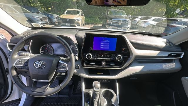 Used 2023 Beige Toyota XLE image 9