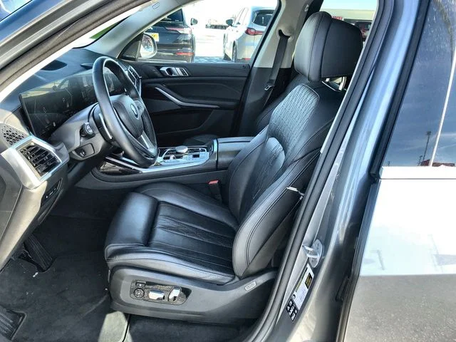 Used 2025 Gray BMW xDrive40i image 11
