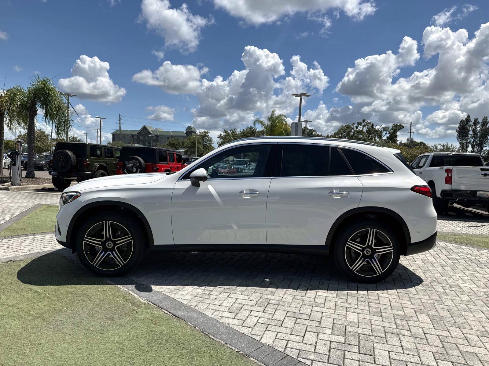 New 2027 Polar White Mercedes-Benz 300 SUV image 3