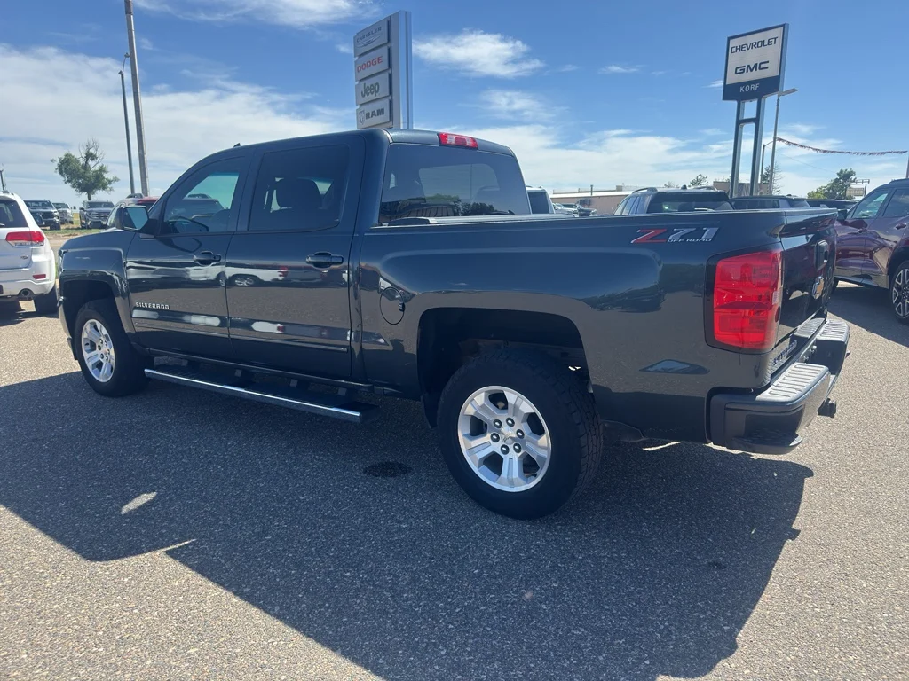 Used 2018 GRAPHITE METALLIC Chevrolet LT image 6