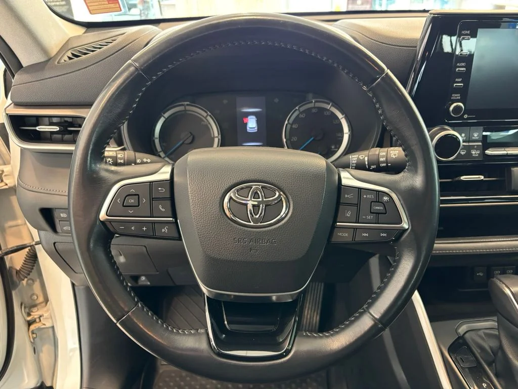 Used 2021 White Toyota LE image 17
