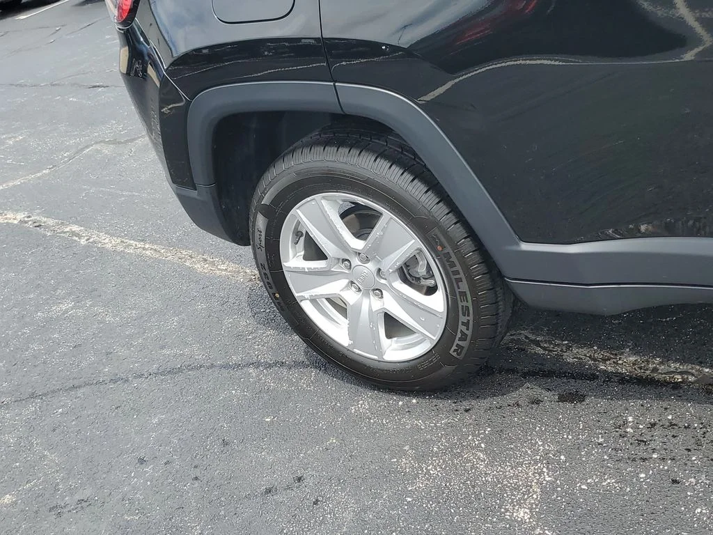 Certified Used 2022 Black Jeep Latitude image 5