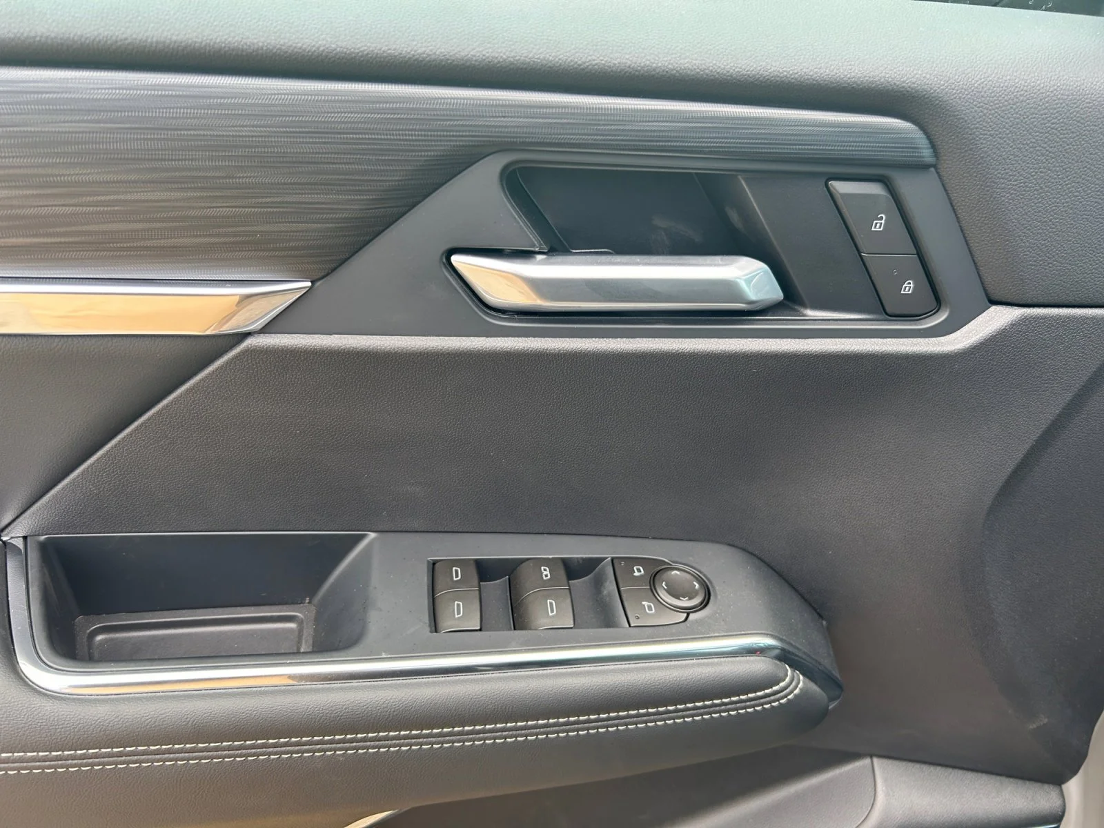 New 2026 Sterling Metallic GMC Elevation AWD image 17