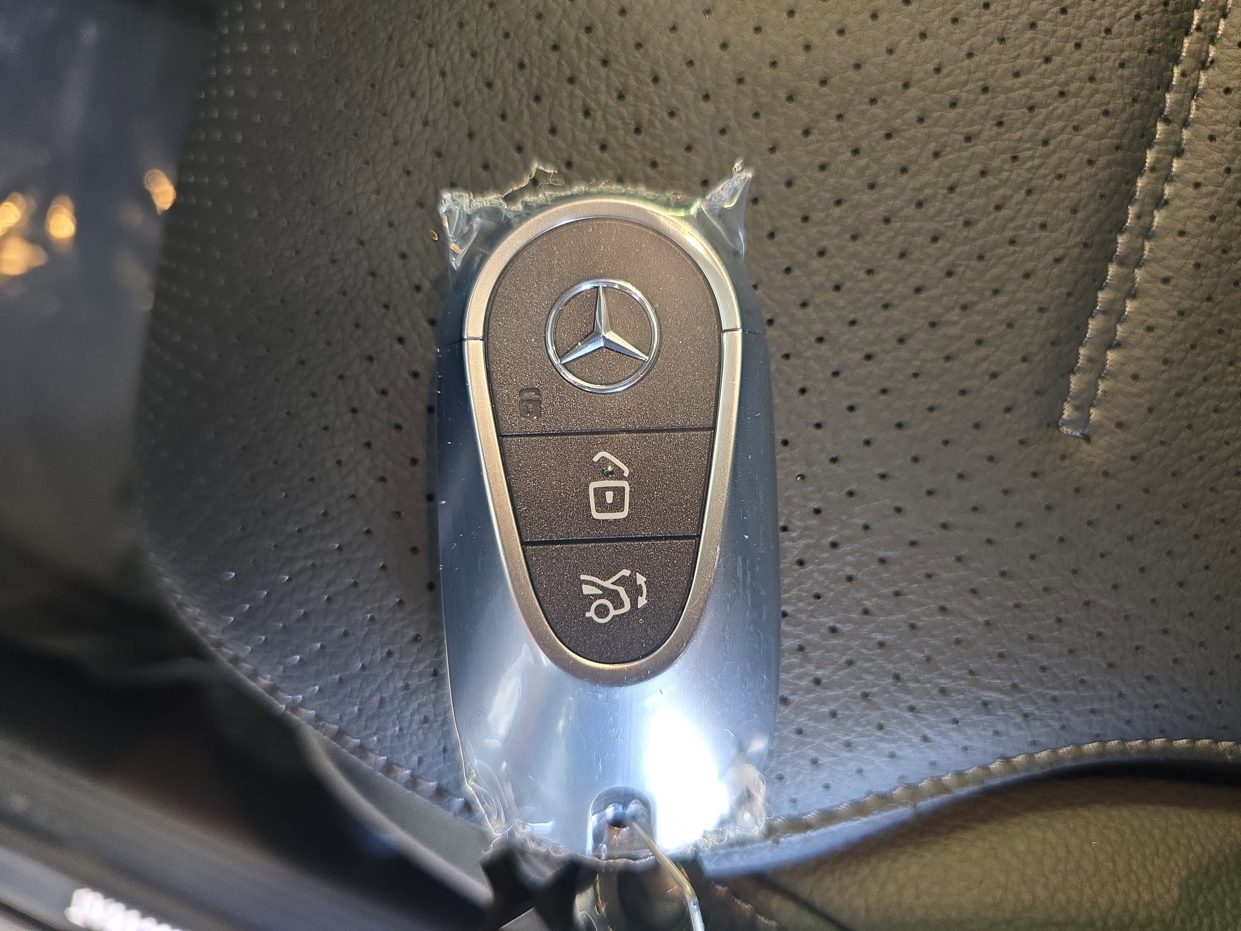 New 2026 Graphite Grey Metallic Mercedes-Benz GLC300 image 38