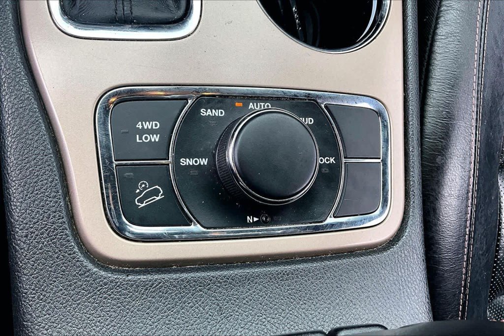 Used 2017 Silver Jeep Limited image 35