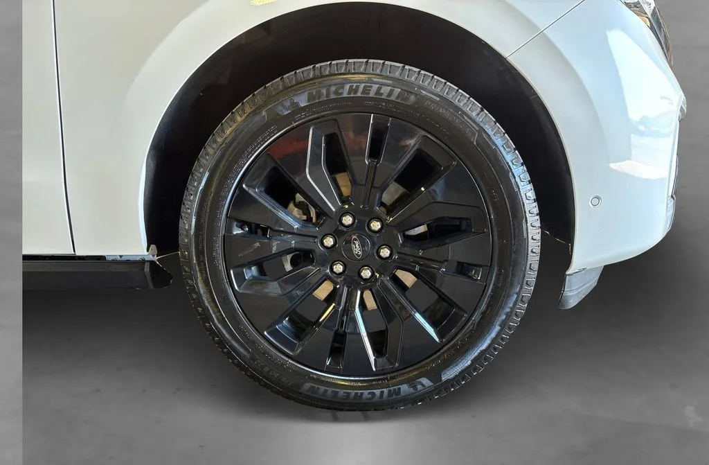 Used 2025 White Metallic Ford Platinum image 21