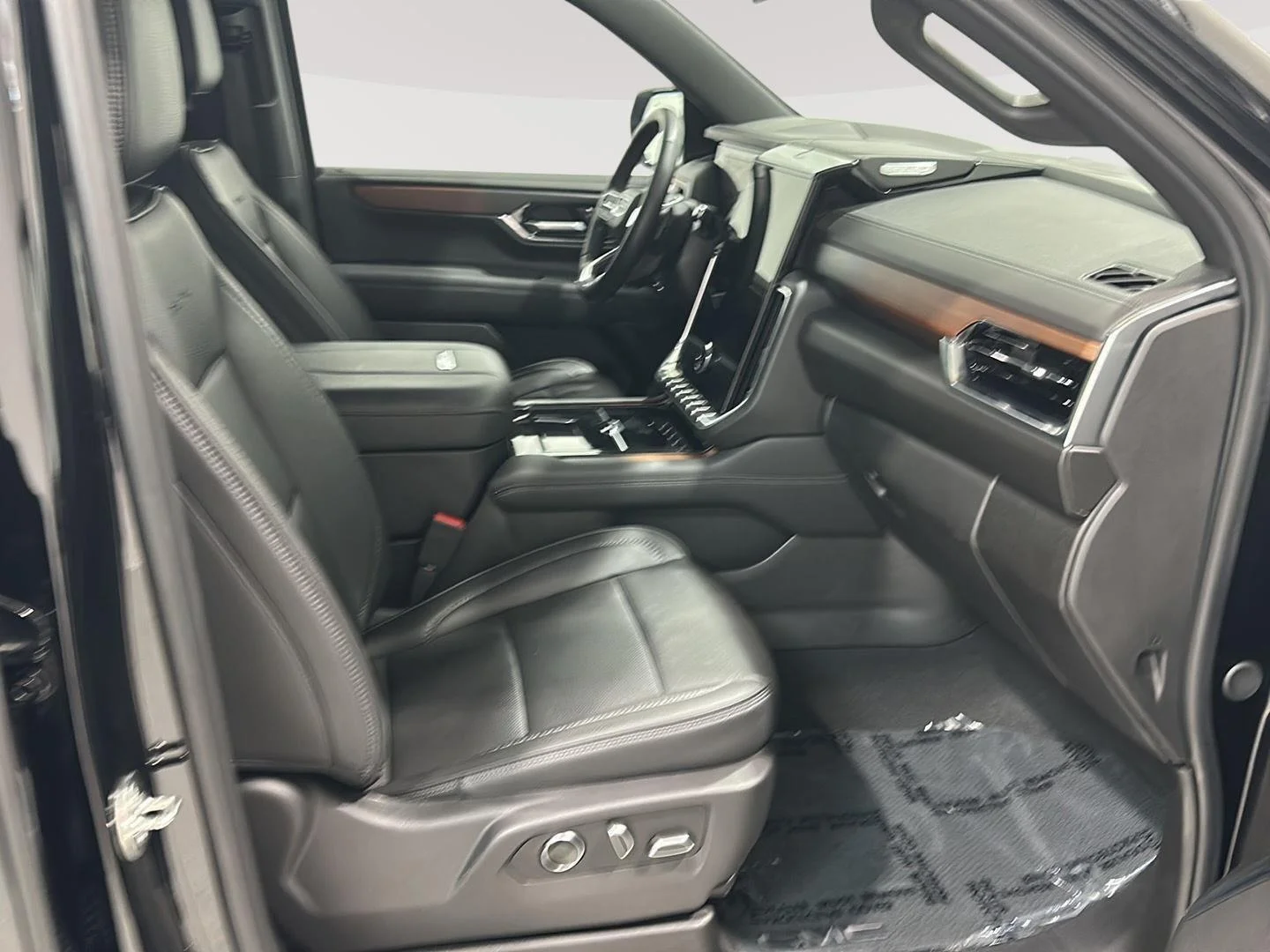 Used 2025 Onyx Black GMC Denali image 25