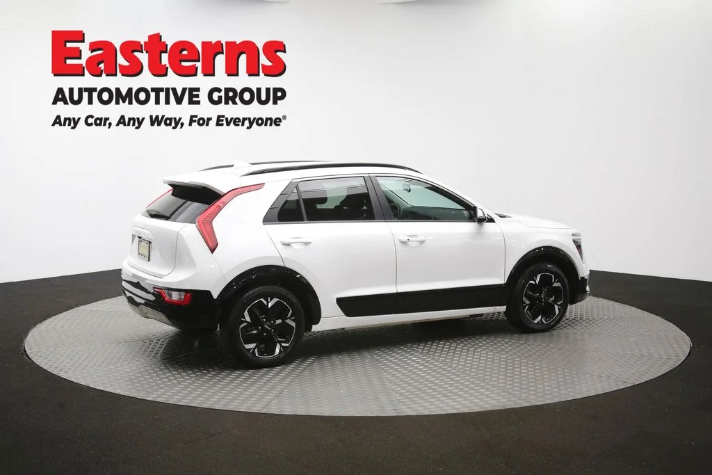 Used 2023 White Kia Wind image 42