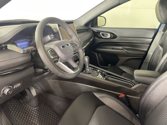 New 2026 Hydro Blue Pearlcoat Jeep Latitude image 24