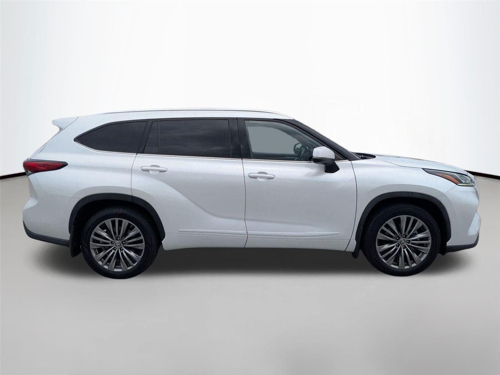 Used 2022 Wind Chill Pearl Toyota Platinum image 4