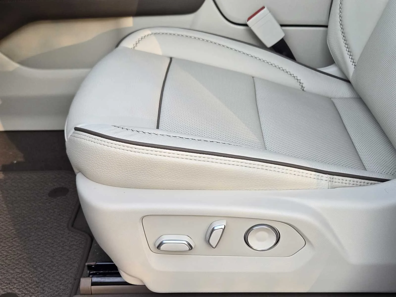 2027 GMC Yukon Denali - Photo 16
