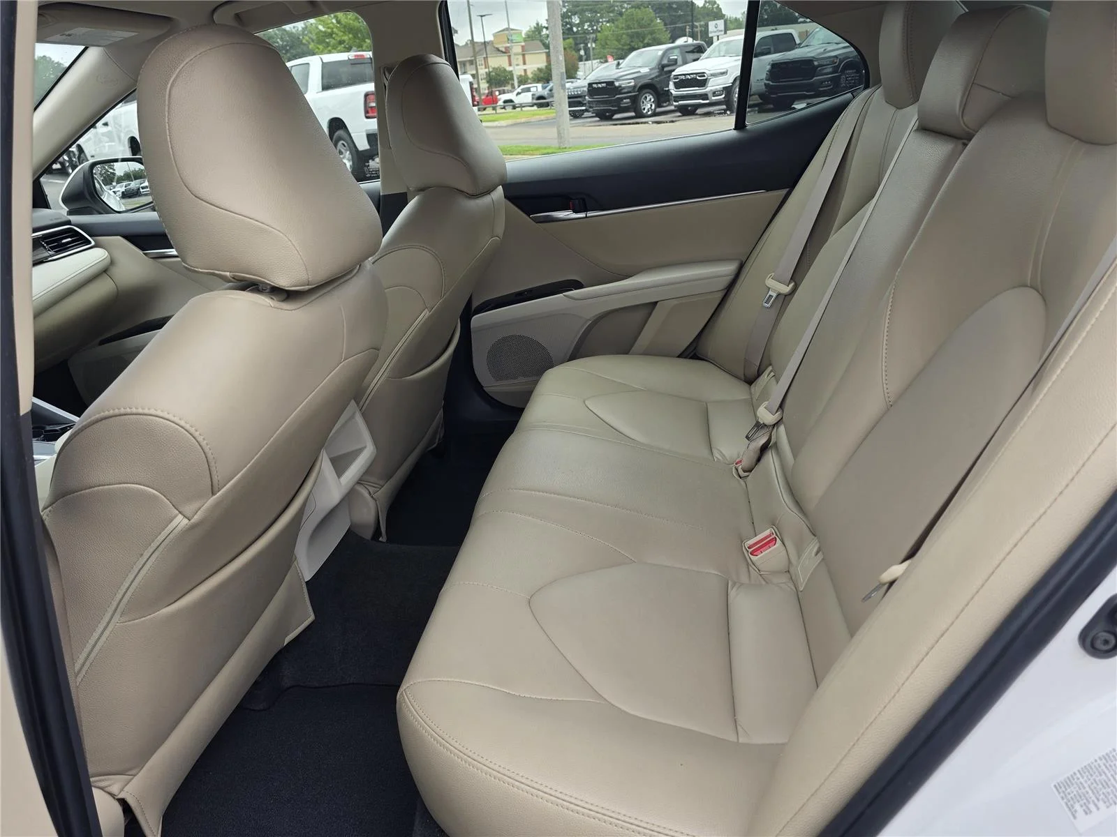 Used 2018 Super White Toyota LE image 27