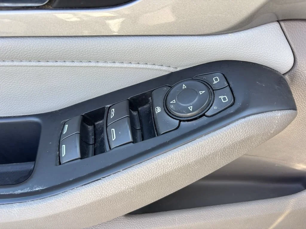 Used 2021 SUMMIT WHITE Chevrolet LT Cloth image 14