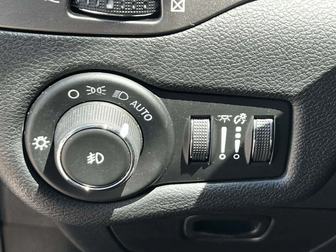 Used 2019 Granite Crystal Metallic Clearcoat Jeep Latitude Plus 4x4 image 27