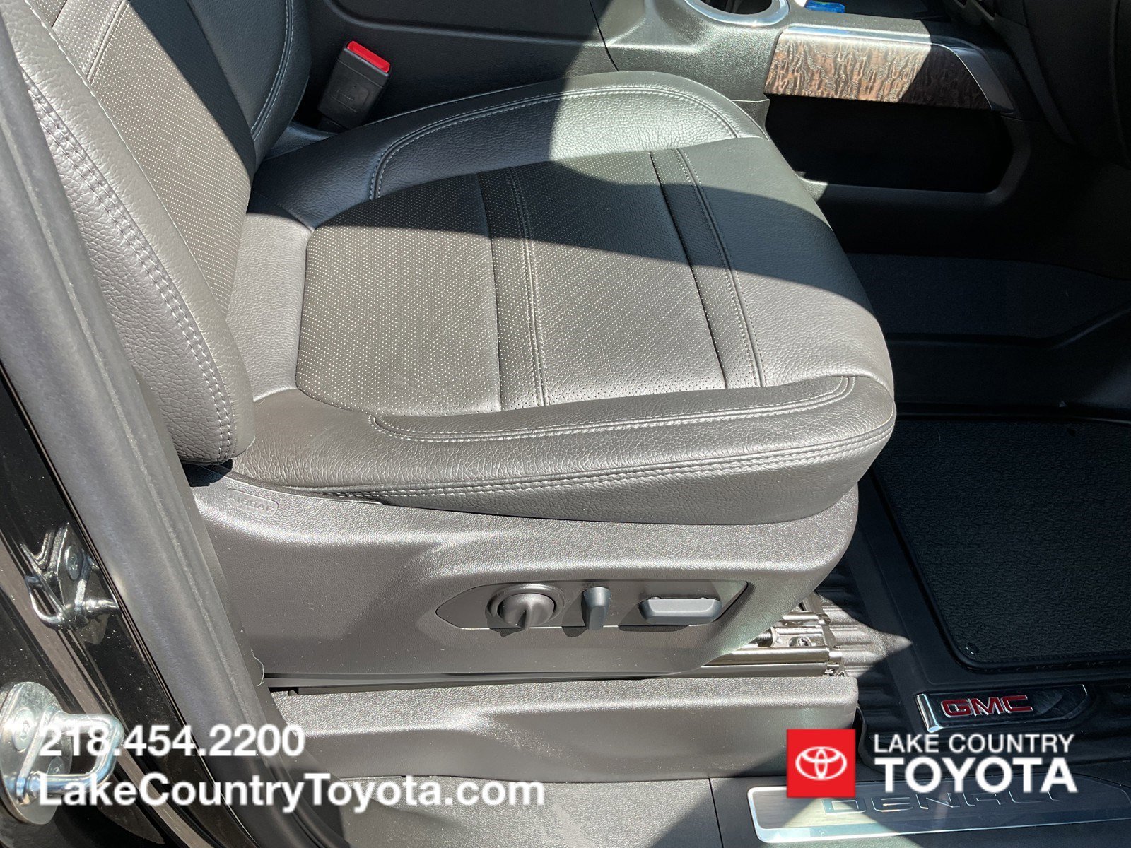 Used 2023  GMC Denali image 32