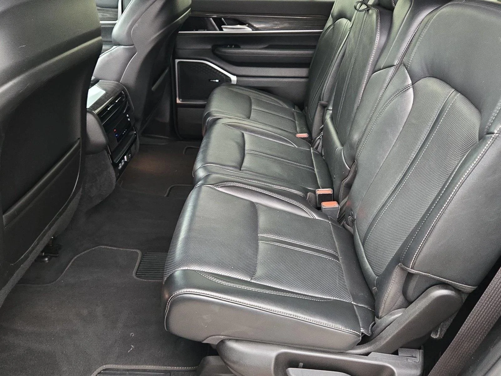 Used 2022 Diamond Black Crystal Pearlcoat Jeep Series II image 19