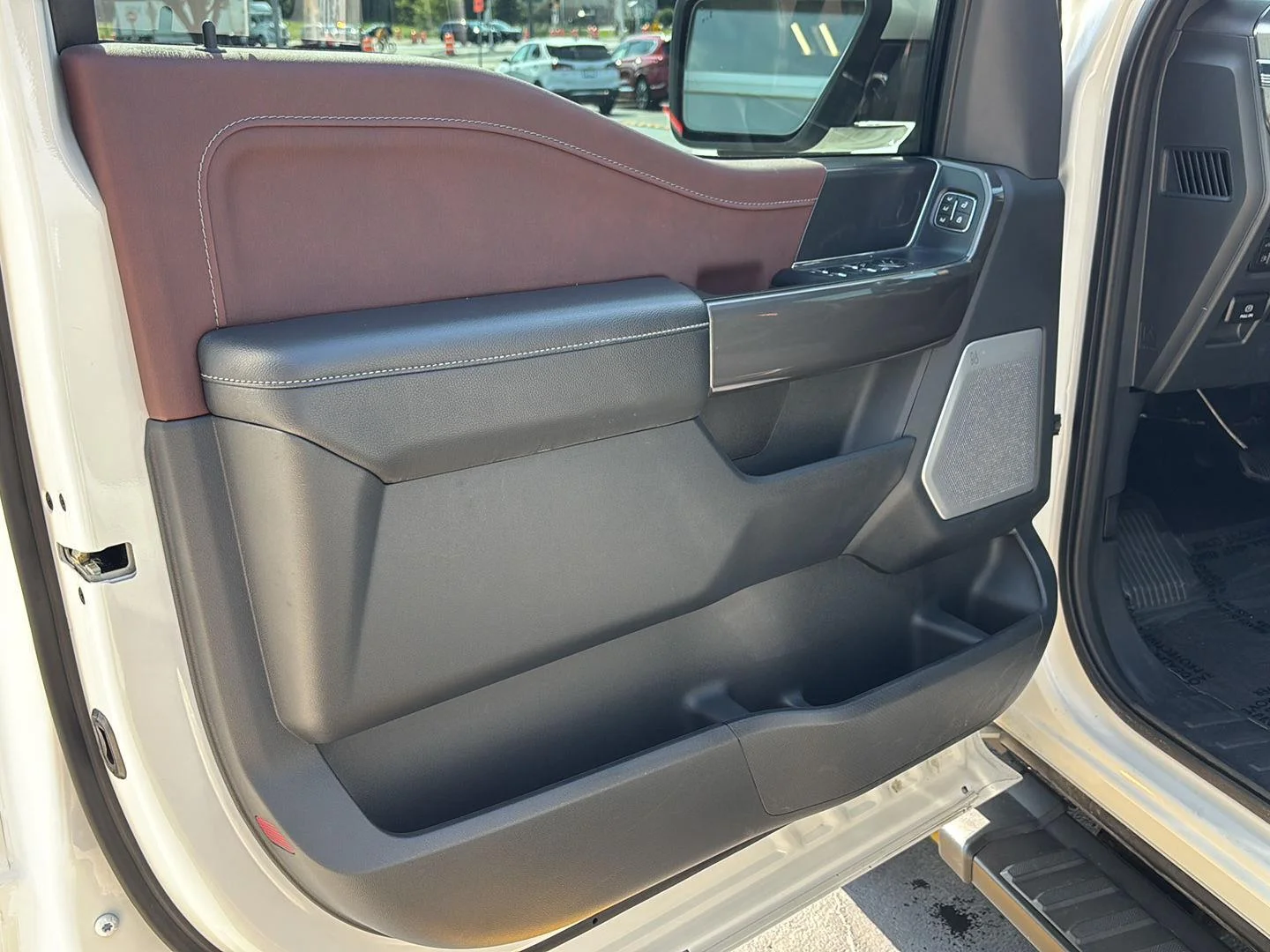 Used 2022 Star White Metallic Tri-Coat Ford LARIAT image 11