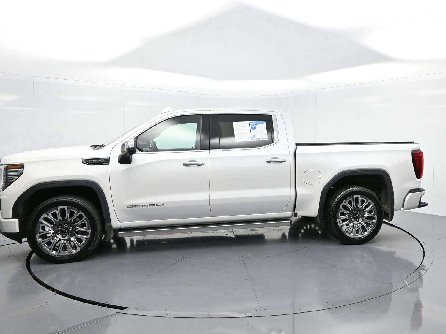 Used 2025 White Frost Tricoat GMC Denali Ultimate image 4