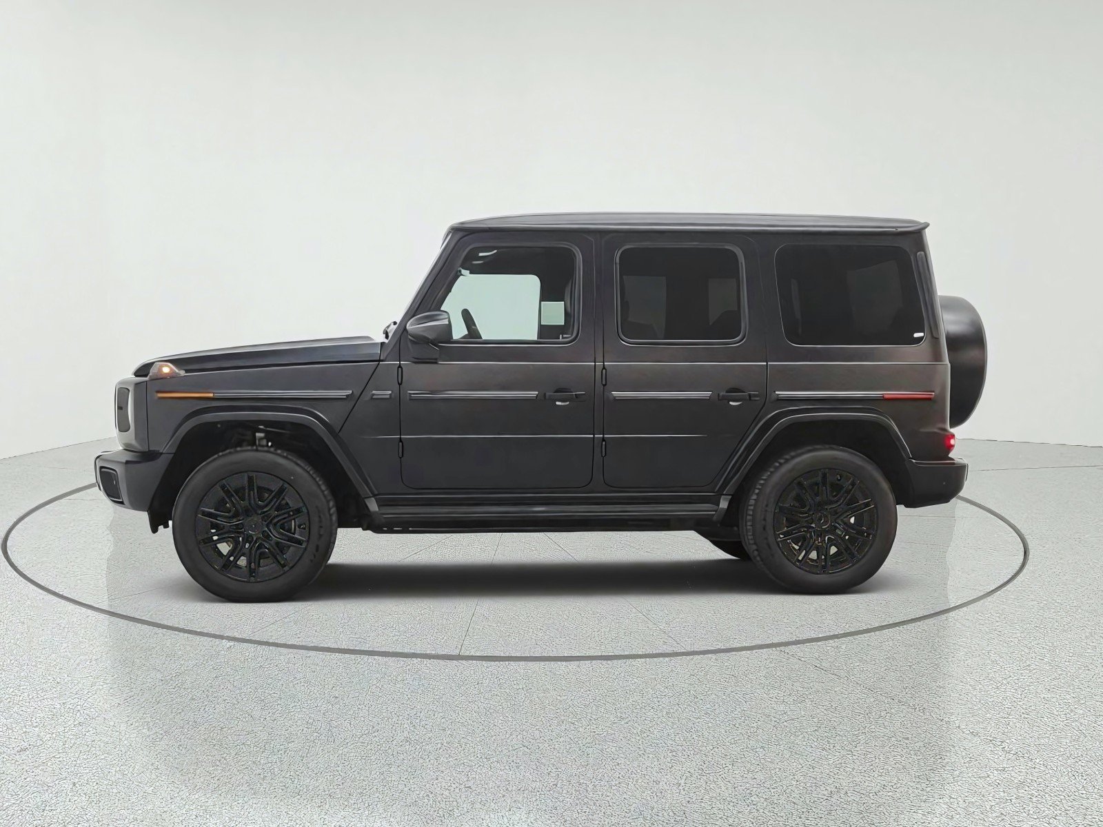 New 2027 MANUFAKTUR Night Black Magno Mercedes-Benz G 580e SUV image 8