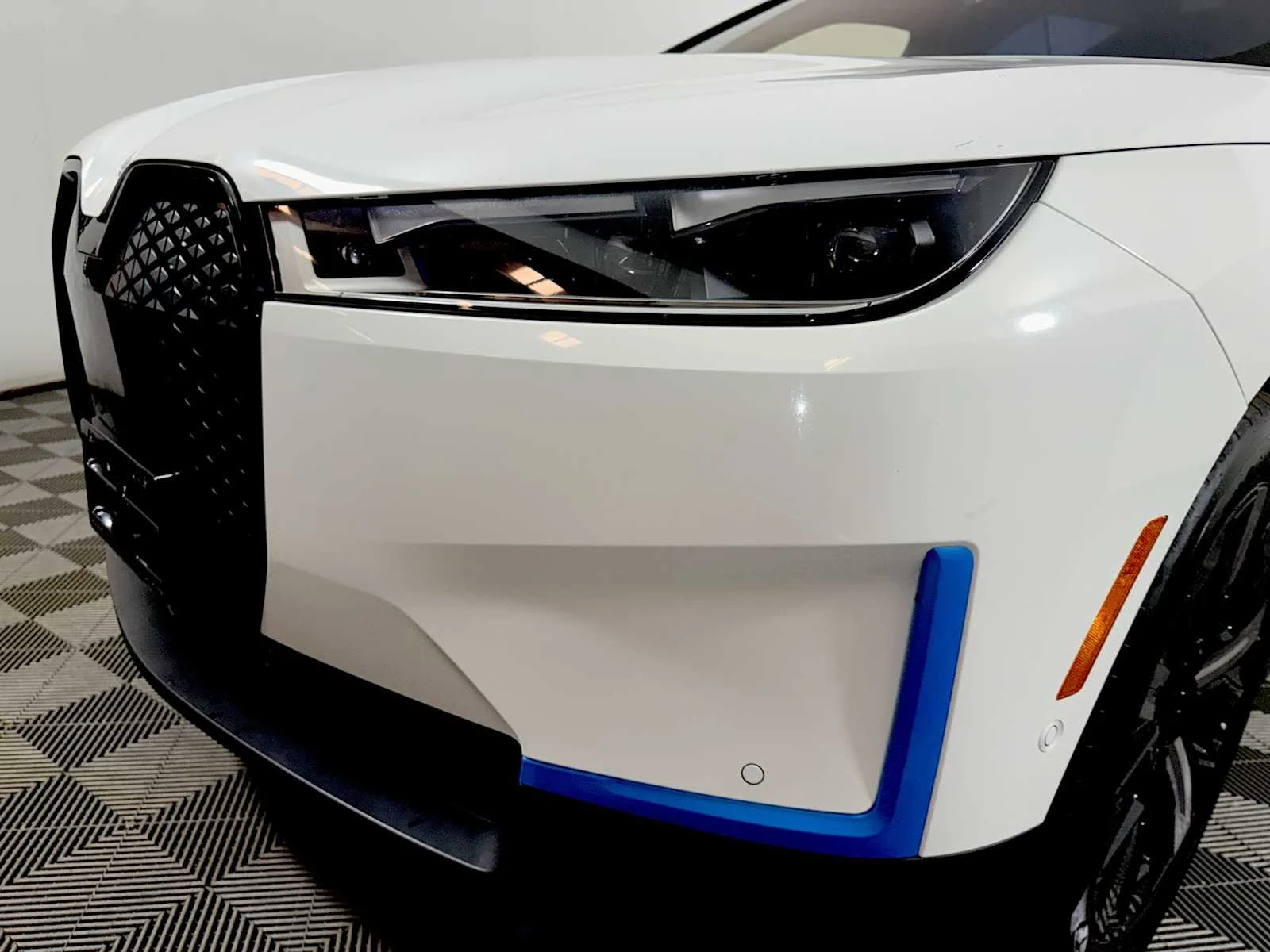Used 2023 Alpine White BMW xDrive50 image 26