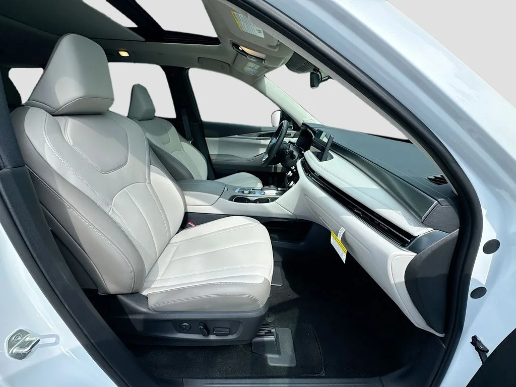 Certified Used 2026 White INFINITI LUXE image 32