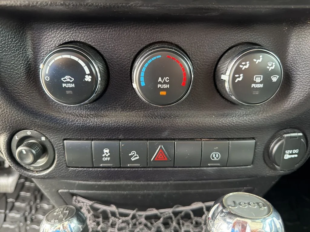 Used 2015 White Jeep Unlimited Sahara image 32