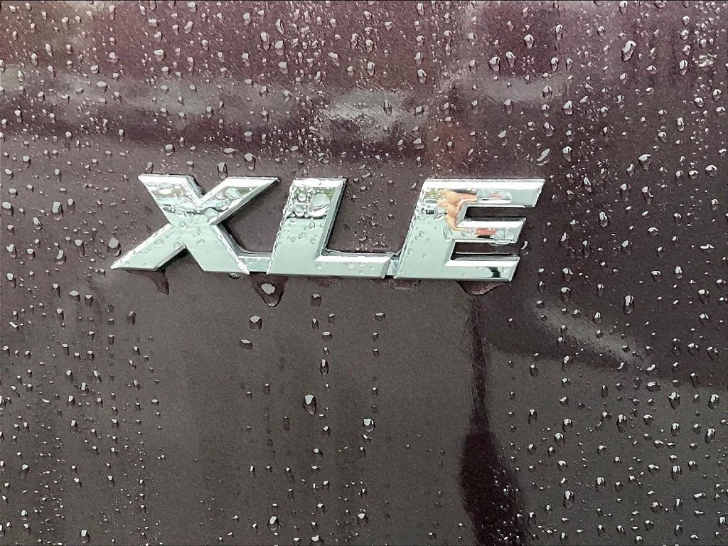 Used 2018 Black Currant Toyota XLE image 27