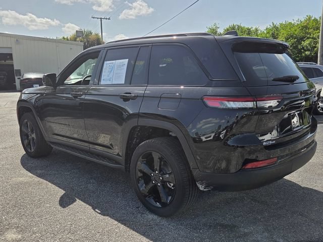 Used 2025 Diamond Black Crystal Pearlcoat Jeep Altitude X image 5
