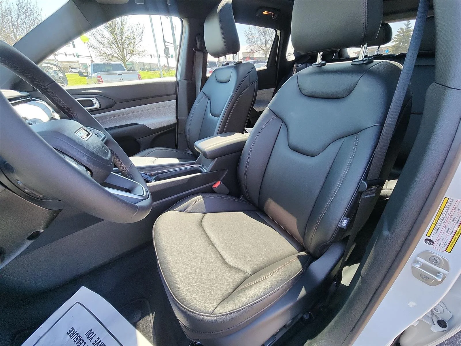 New 2024 Bright White Clear-Coat Exterior Paint Jeep Latitude Lux image 13