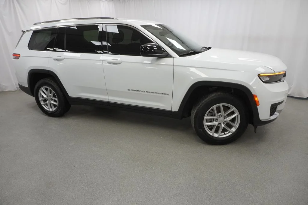Used 2023 White/off-white Jeep Laredo image 10