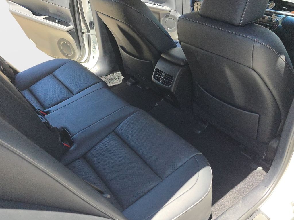 Used 2016 White Lexus 300h image 13