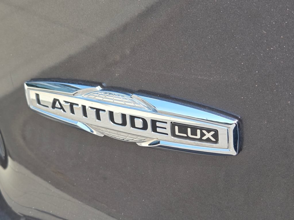 Used 2022 Granite Crystal Metallic Clearcoat Jeep Latitude Lux image 26