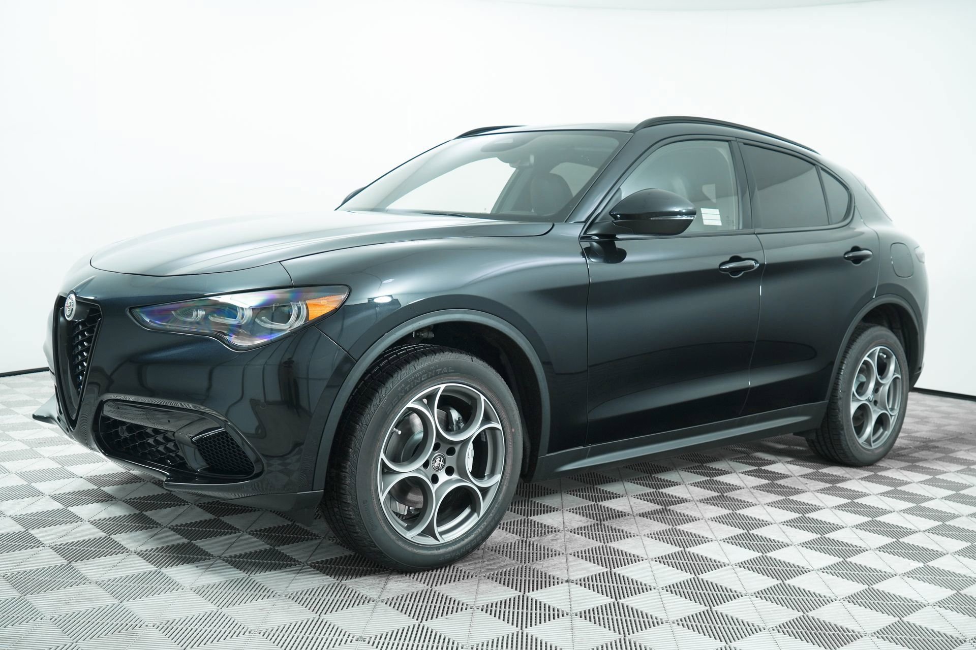 New 2025 Vulcano Black Metallic Exterior Paint Alfa Romeo Base image 3