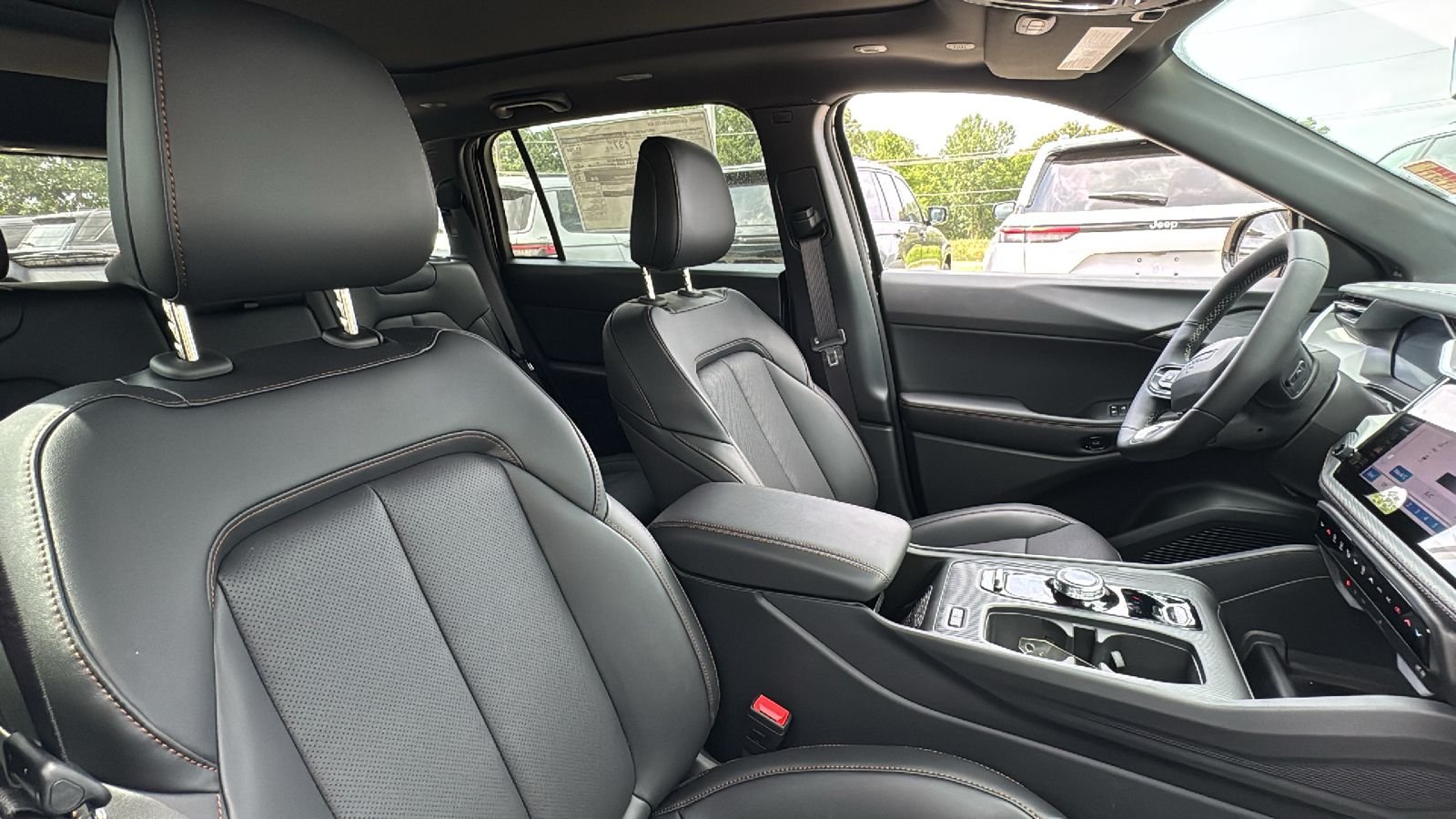 New 2026 Diamond Black Crystal Pearl-Coat Exterior Paint Jeep Limited image 18