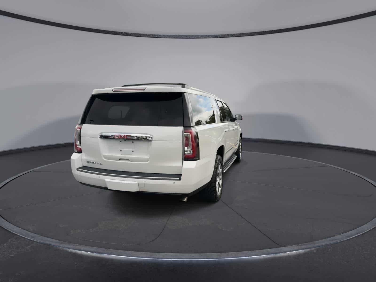 Used 2019 White Frost Tricoat GMC Denali image 7