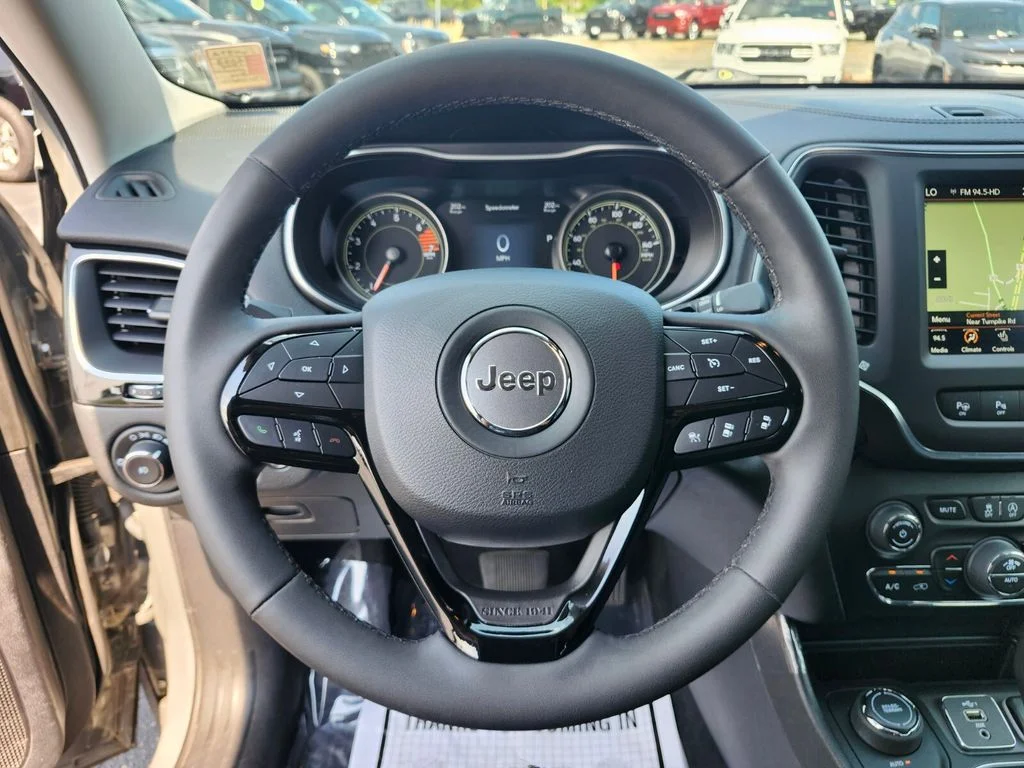 Used 2023 Gray Jeep Altitude image 28