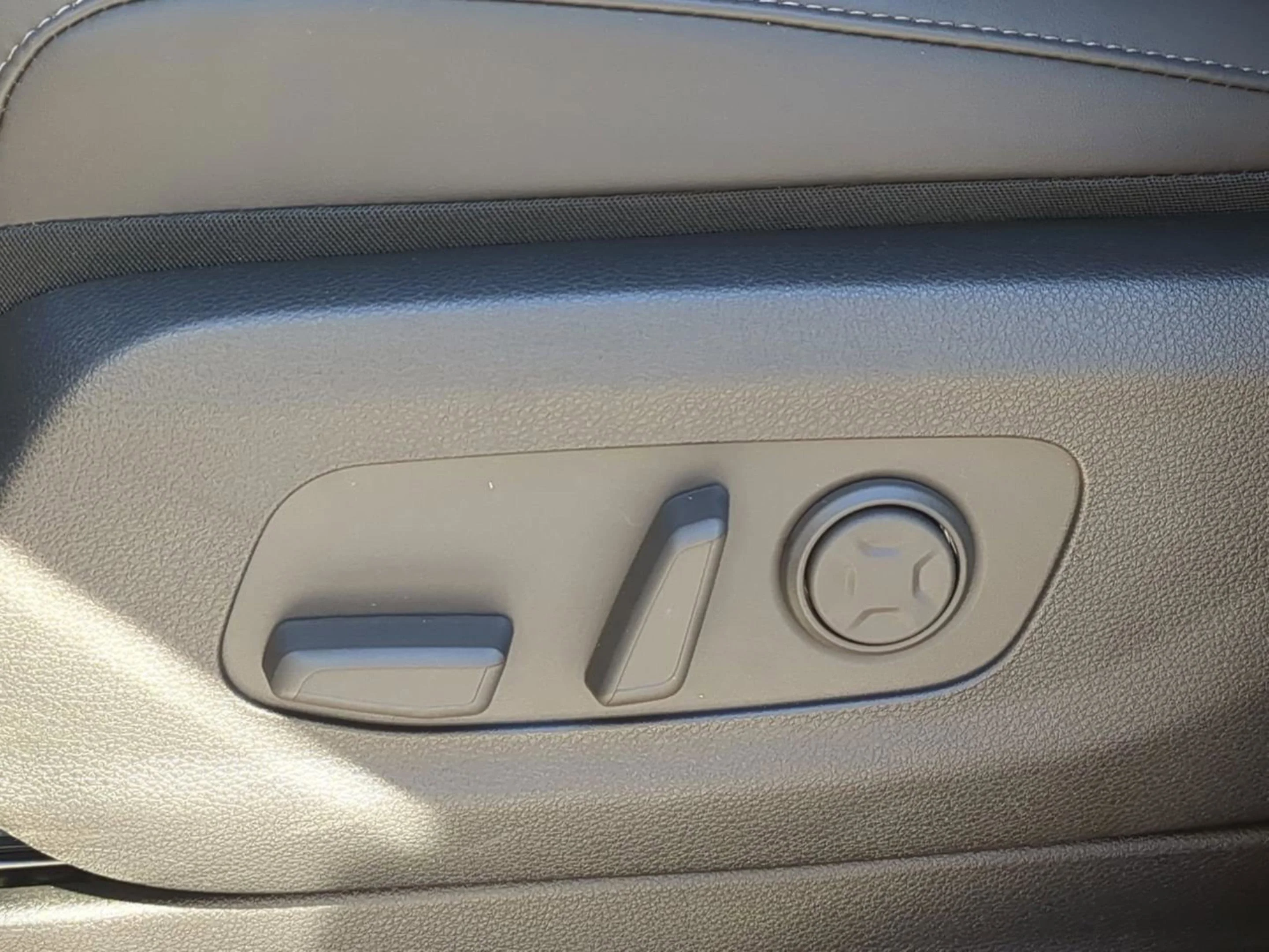 New 2026 Deep Chroma Blue Kia EX image 24