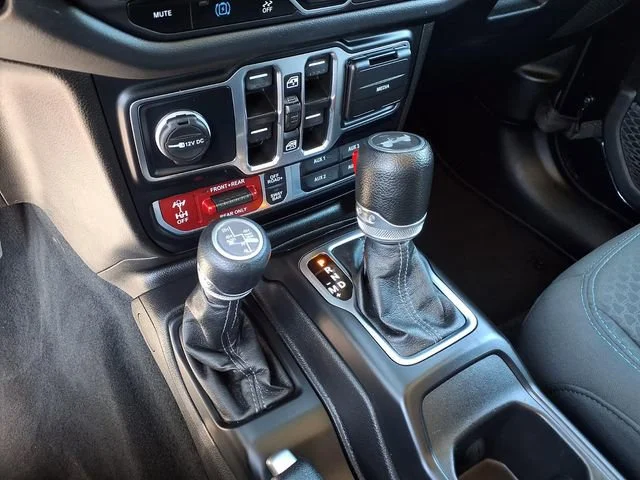 Used 2024  Jeep Rubicon image 9
