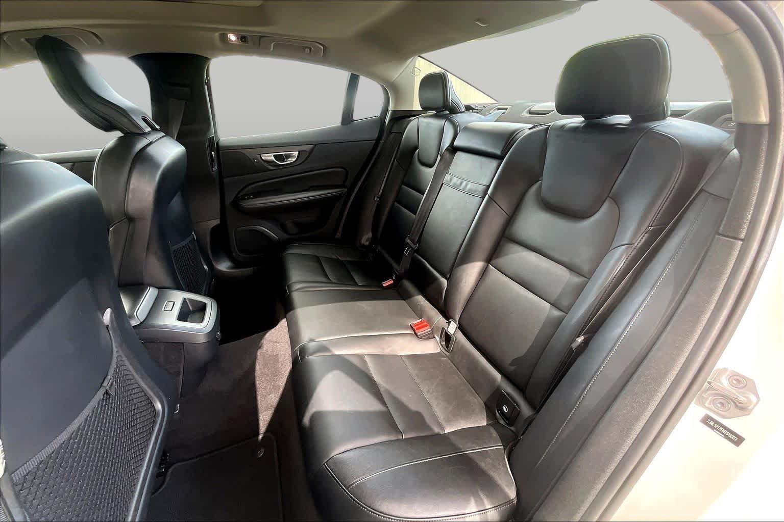 Used 2022 Crystal White Metallic Volvo Momentum image 20