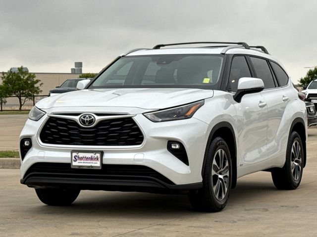Used 2026 Beige Toyota XLE image 3