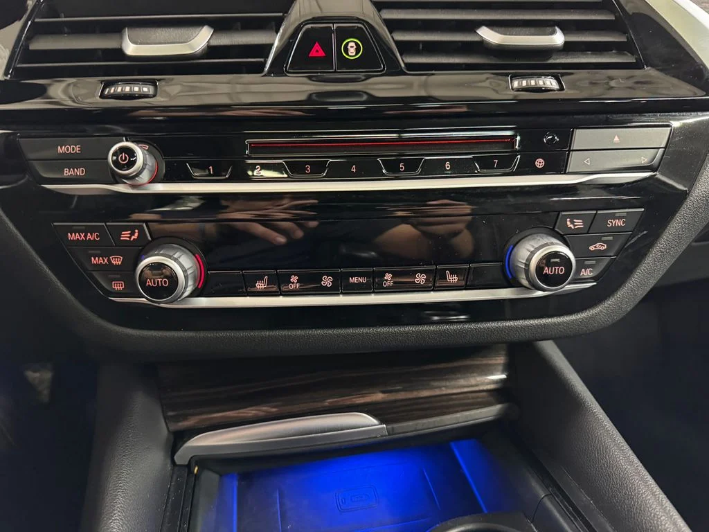 Used 2019 White BMW 530e iPerformance image 21