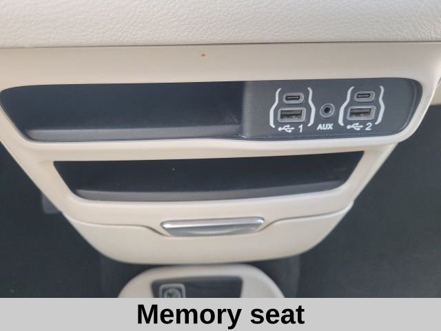 Used 2023 Velvet Chrysler Touring L image 6