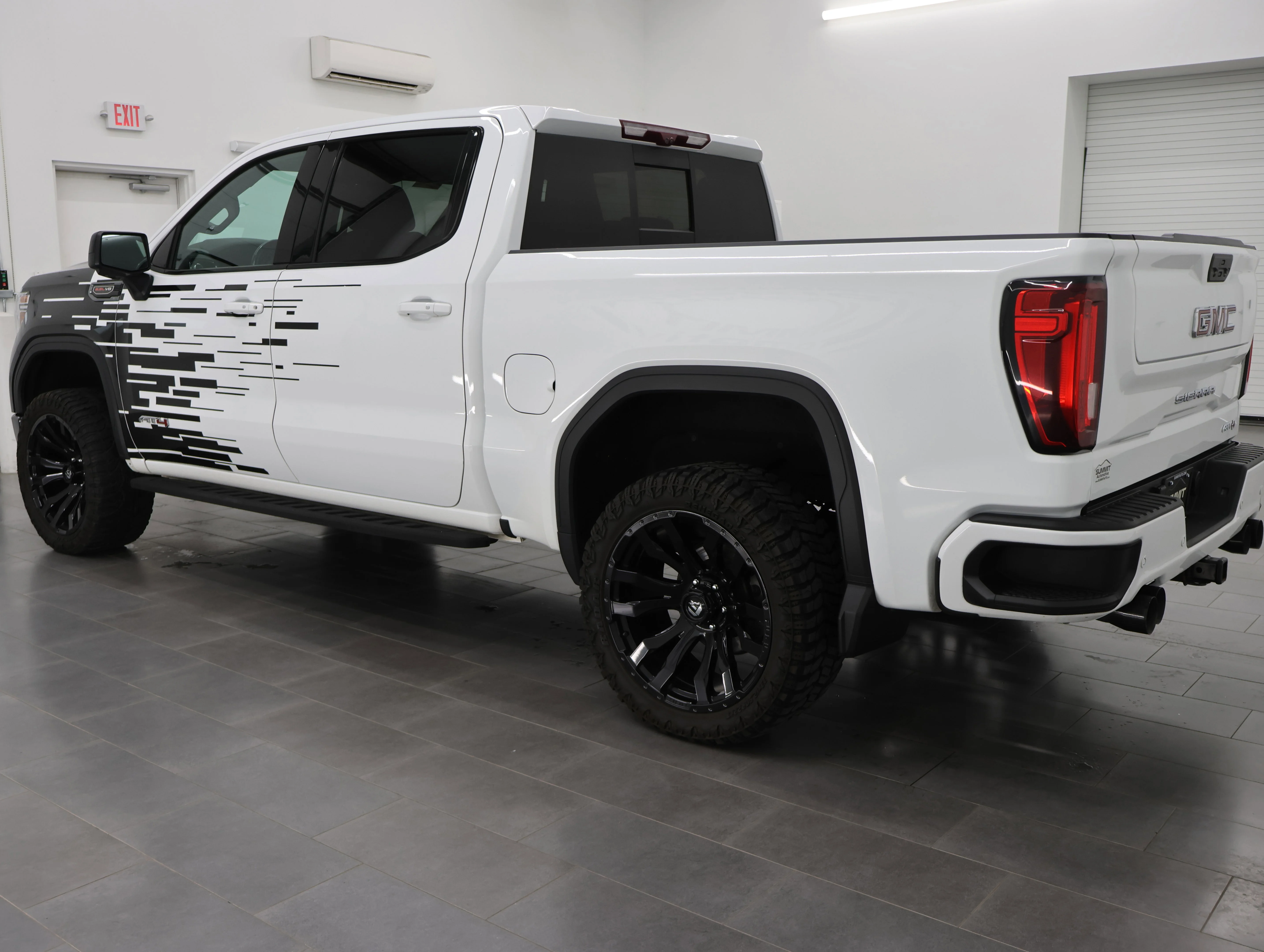 Used 2022 Summit White GMC AT4 image 6