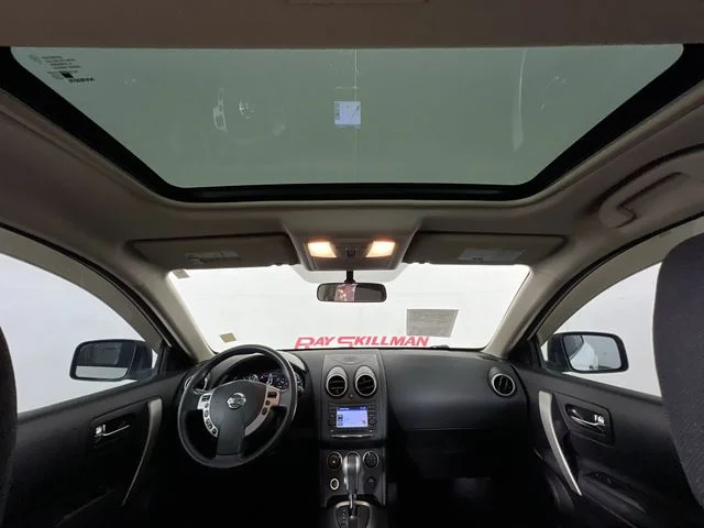 Used 2013 White Nissan SV image 24