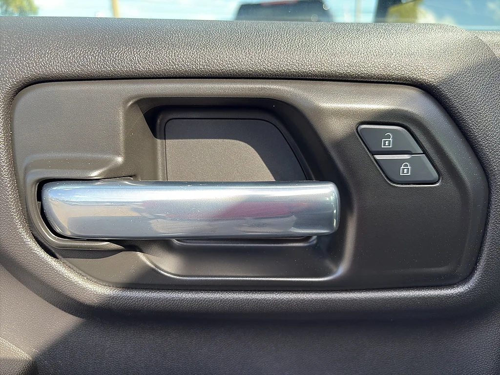 Used 2025 Summit White Chevrolet  image 28