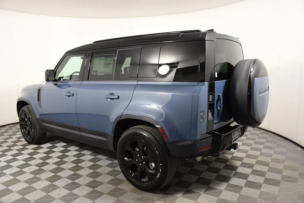 New 2026 Tasman Blue Land Rover S image 3