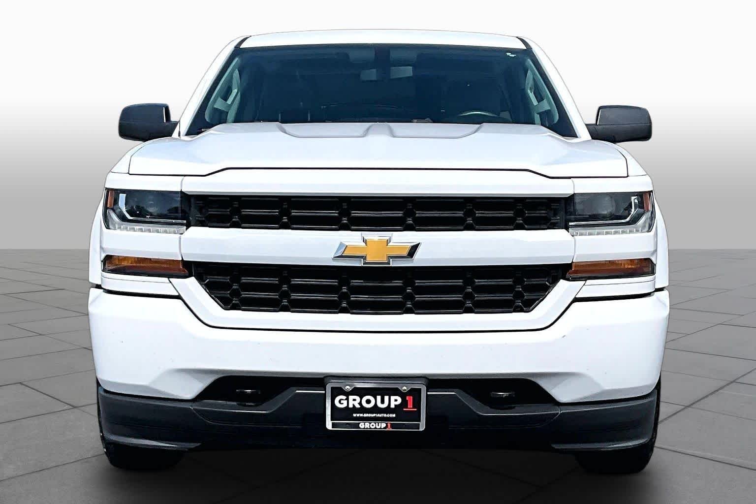 Used 2017 Summit White Chevrolet Custom image 4